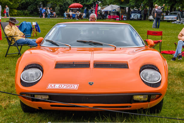 Lamborghini Miura 1966 (orange) - döküm modeli - Minichamps 940103001