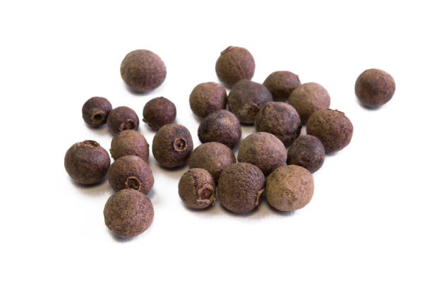 Jamaica pepper on white background, traditional spices. allspice close-up. selective focus, allspice. Isolated Jamaica pepper, traditional spices. allspice close-up. selective focus Spices, allspice. Isolated on white background macroshoot allspice stock pictures, royalty-free photos & images