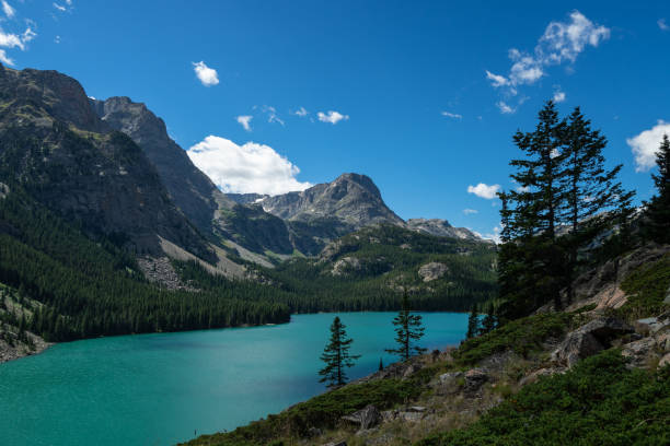 モンタナ州のベアトゥースアブサロカ荒野の湖 - absaroka range ストックフォトと画像