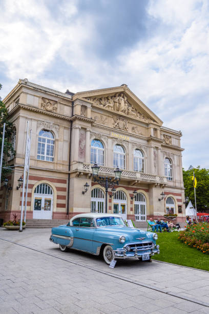 синий белый chevrolete belair спортивное купе 1953 - chevrolet bel air personal land vehicle american culture car стоковые фото и изображения