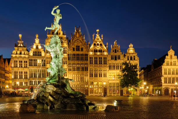 anversa grote markt con famosa statua e fontana di brabo di notte, belgio - brabo foto e immagini stock