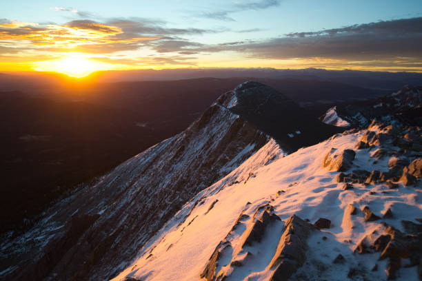 bridger ridge che brilla all'alba - sunrise landscape bozeman montana foto e immagini stock