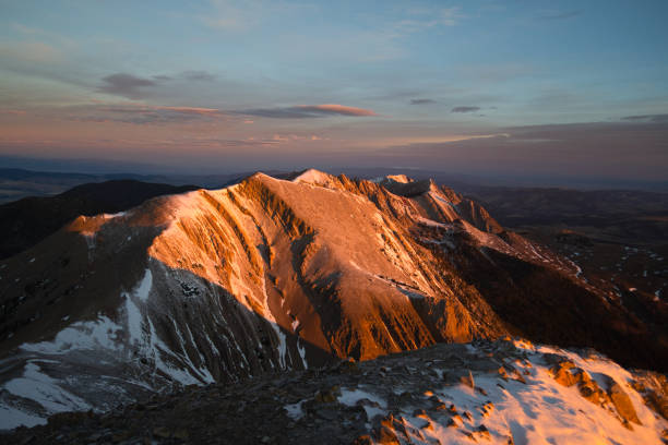 alpenglow na cordilheira bridger perto de bozeman, montana - alpenglow sunrise sun scenics - fotografias e filmes do acervo