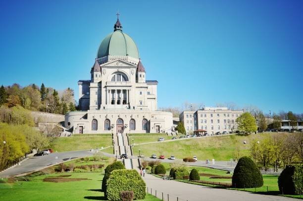 scatto affascinante dell'oratorio di san giuseppe di mount royal a montreal, canada in una giornata di sole - st joseph oratory foto e immagini stock