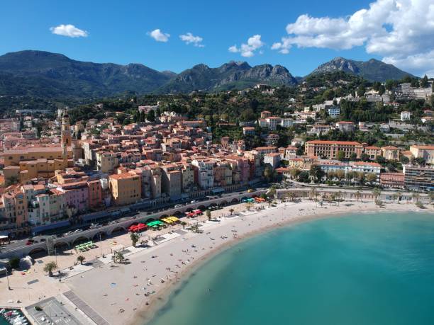 widok z lotu ptaka na plażę z gęstą zabudową i wzgórzami w menton, lazurowe wybrzeże - aerial view cityscape menton beach zdjęcia i obrazy z banku zdjęć