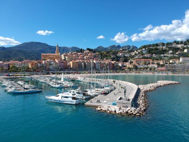 widok z lotu ptaka na plażę z portem i gęstą zabudową pod czystym niebem w menton, lazurowe wybrzeże - aerial view cityscape menton beach zdjęcia i obrazy z banku zdjęć