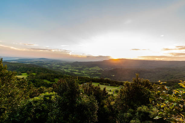 vista panoramica del tramonto sulla montagna saddleback, costa meridionale, dolci colline - saddleback mountain foto e immagini stock