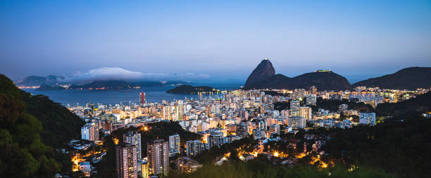 vue du mont pain de sucre et de bahia de guanabara à rio de janeiro, brésil - rio de janeiro brazil sugarloaf mountain marina photos et images de collection