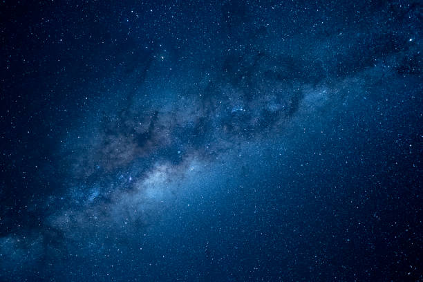 blick auf die sternengalaxie - sternenhaufen stock-fotos und bilder