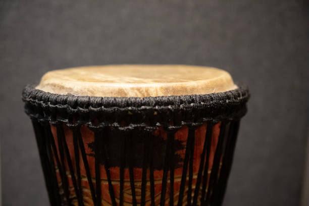 zbliżenie na djembe lub jembe. dostrojony na linie pokryty skórą bęben kielicha grał gołymi rękami. - drumhead zdjęcia i obrazy z banku zdjęć