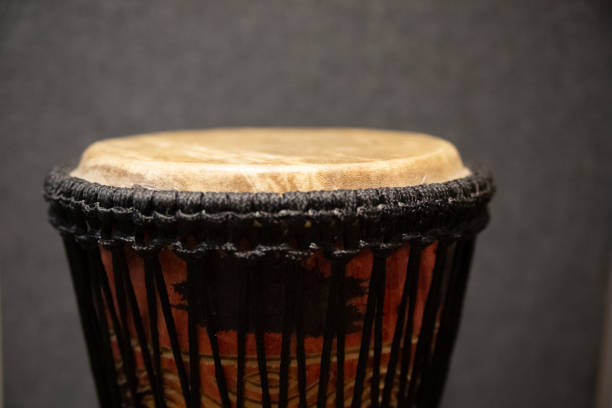 close up do djembe ou jembe. tambor de cálice coberto de pele afinado com corda tocado com as mãos nuas. - drumhead - fotografias e filmes do acervo