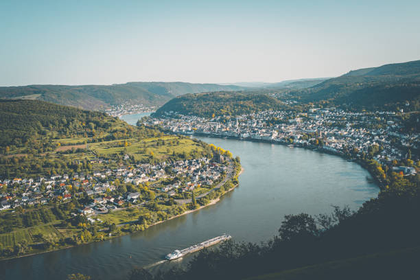 beautiful view of boppard town on the banks of rhine river, germany - rio reno imagens e fotografias de stock
