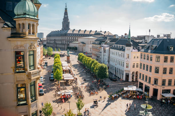 dachansicht von stroget - das berühmteste einkaufsviertel in kopenhagen voller besucher - kopenhagen stock-fotos und bilder