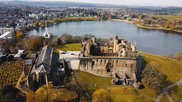 vista aerea del palazzo di linlithgow a linlithgow, scozia - linlithgow palace foto e immagini stock