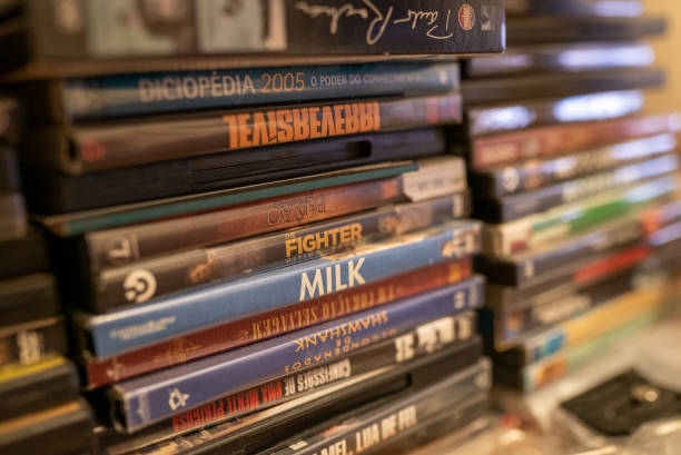 pile de boîtes de films sur dvd. combattant. lait. etc, lisbonne, portugal - dvd stack cd movie photos et images de collection
