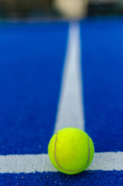 青いパドルテニスコートの白い線上のボールの選択的焦点 - tennis ball ball isolated sport ストックフォトと画像