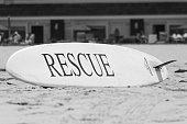 surfbrett-am-strand-mit-dem-text-rescue-aufgenommen-in-graustufen.jpg?b=1&s=170x170&k=20&c=I3rknlBp_WsA8tmtq6wsP7To7tfx1Ba8FIKsuISiy0g=