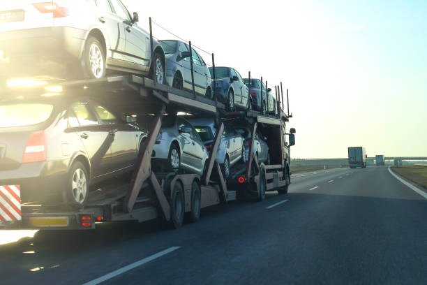 reboque transportador de carro carregado com muitos carros em uma rodovia, efeito de desfoque de movimento. - car freight transportation new traffic - fotografias e filmes do acervo