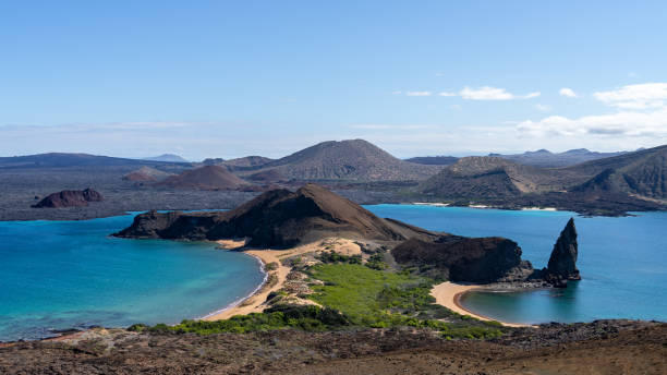 vista aérea de la isla bartolomé y la roca pináculo en las islas galápagos - isla bartolomé fotografías e imágenes de stock