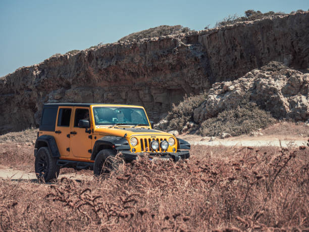 jeep wrangler amarillo en la península de akamas - akamas fotografías e imágenes de stock