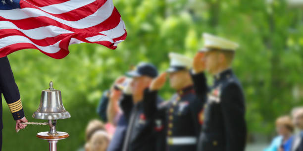 zadzwoń dzwonkiem i salutuj.  obchody dnia weterana, w dzień weterana, 11 listopada - us military marines military us marine corps zdjęcia i obrazy z banku zdjęć