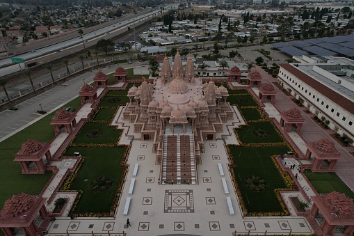 Vista aérea con drones del histórico templo Swaminarayan Akshardham en Delhi, India photo