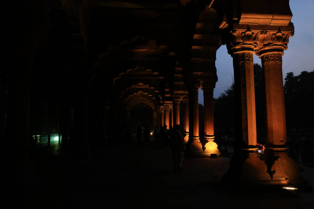 turistas admirando la arquitectura mogol clásica y la vasta extensión de diwan-e-aam, en red fort, delhi, india - india palace indian culture indoors fotografías e imágenes de stock