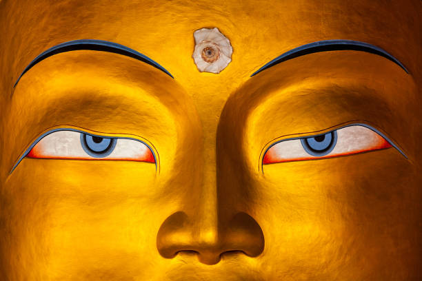 rosto do buda maitreya de perto, ladakh - tibetan buddhism fotos - fotografias e filmes do acervo