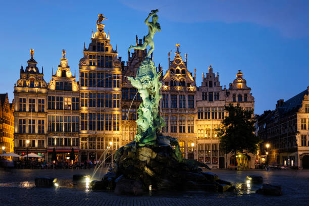 anversa grote markt con famosa statua e fontana di brabo di notte, belgio - brabo foto e immagini stock