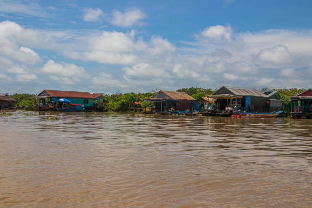 villaggio galleggiante al lago tonle sap, provincia di siem reap, cambogia, sud-est asiatico - siem reap province foto e immagini stock