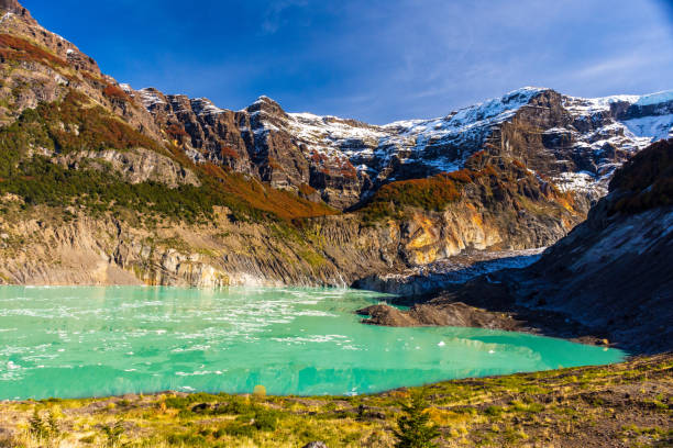 アルゼンチンのナウエルウアピ国立公園にある美しいベンティスケロネグロ氷河湖 - bariloche ストックフォトと画像
