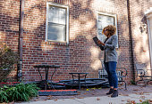 immobiliengutachterin-die-das-stadthaus-in-queens-new-york-untersucht.jpg?b=1&s=170x170&k=20&c=gmfQwgzc5R2ORIkz57Wmxn7uhsDlLJ9UuVcAMSDW3uM=