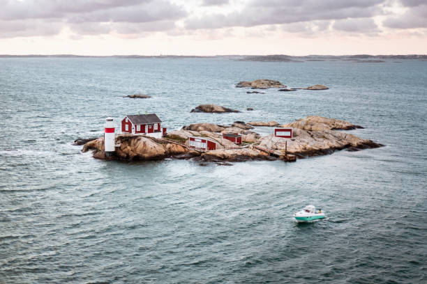 farol em uma pequena ilha em frente a gotemburgo - skerries - fotografias e filmes do acervo