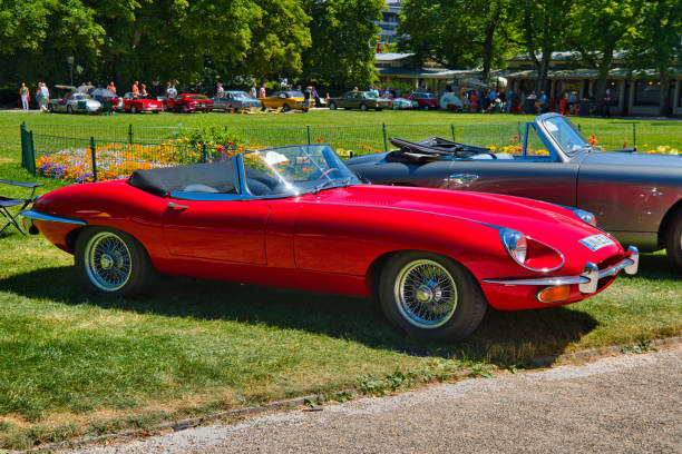 красный 1961 jaguar e-type 3.8 с плоским полом родстер кабриолет - jaguar car vintage car collectors car personal land vehicle стоковые фото и изображения