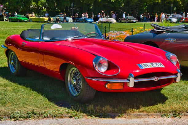 rouge 1961 jaguar e-type 3.8 flat floor roadster cabrio - e type photos et images de collection