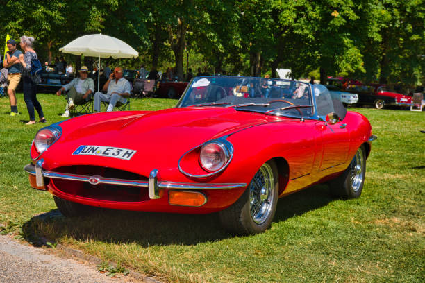красный 1961 jaguar e-type 3.8 с плоским полом родстер кабриолет - jaguar car vintage car collectors car personal land vehicle стоковые фото и изображения