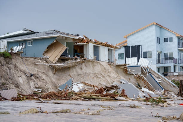 luxus-strandhäuser stürzen unter schweren wellen ein, die durch den hurrikan nicole daytona beach fl verursacht wurden - hurricane stock-fotos und bilder