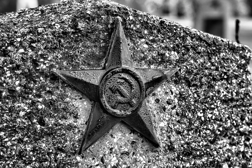 La estrella soviética del Ejército Rojo en una lápida photo