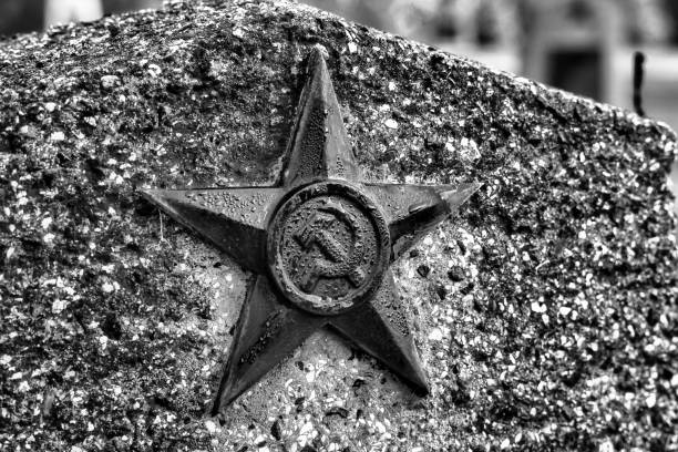 the soviet star of the red army in a tombstone - 1941 imagens e fotografias de stock