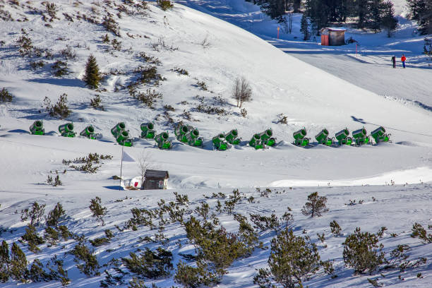 máquina de neve na montanha - snow making machine - fotografias e filmes do acervo