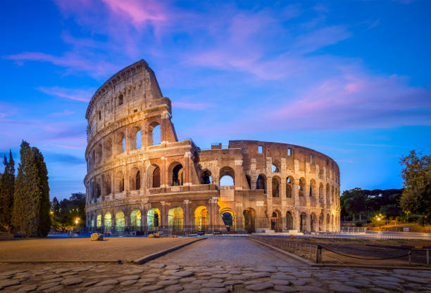 colosseo a roma all'alba, ora blu - ancient column past arch foto e immagini stock