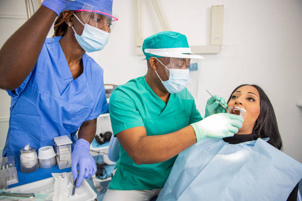 un dentiste vérifie les dents d’un patient dans une clinique dentaire africaine. - dental assistent photos et images de collection