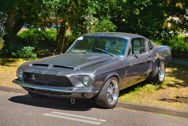 gris gris shelby mustang ford sport coupe 1965 - shelby fotografías e imágenes de stock