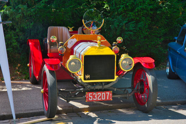 rojo 1912 model t speedster - parabrisas cabrio roadster - germany landscape nissan roadster fotografías e imágenes de stock