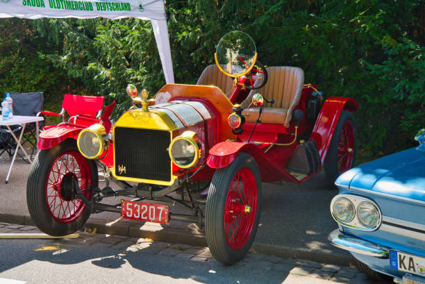 red 1912 model t speedster - przednia szyba cabrio roadster - germany landscape nissan roadster zdjęcia i obrazy z banku zdjęć