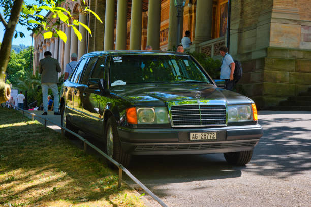 gris oscuro gris negro 168 mercedes maybach pullman 250d v124 lwb limusina 1991 j 82 gjx - pullman car fotografías e imágenes de stock