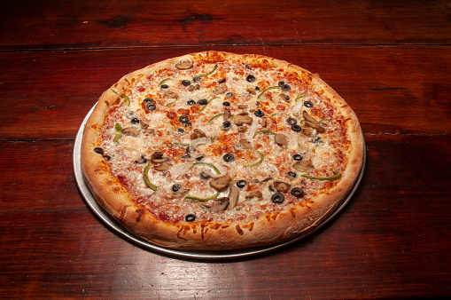 barbecued chicken,mozzarella, green and red peppers pizza close up