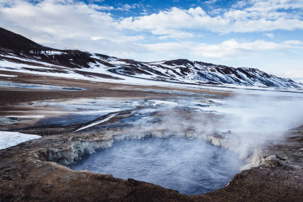 islande namafjall zone géothermique en hiver volcanique námafjall myvatn - sulphur landscape fumarole heat photos et images de collection