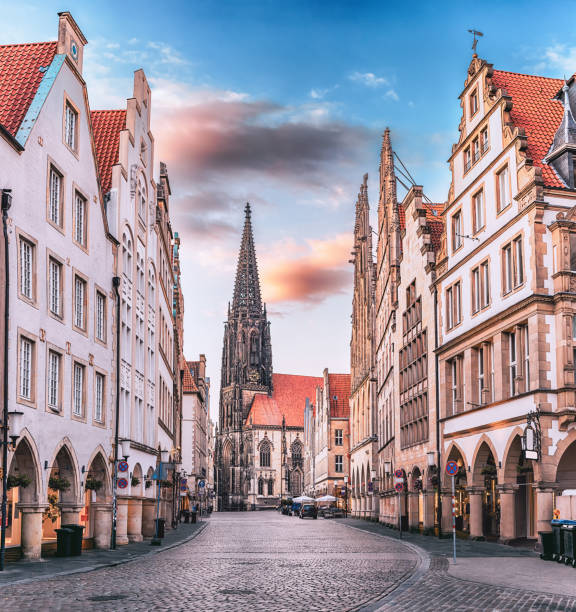 vista panorámica del atardecer de la plaza prinzipalmarkt en munster, alemania, sin multitudes de turistas en la famosa calle comercial y atracción turística. torre de san lamberti al fondo. - munster fotografías e imágenes de stock