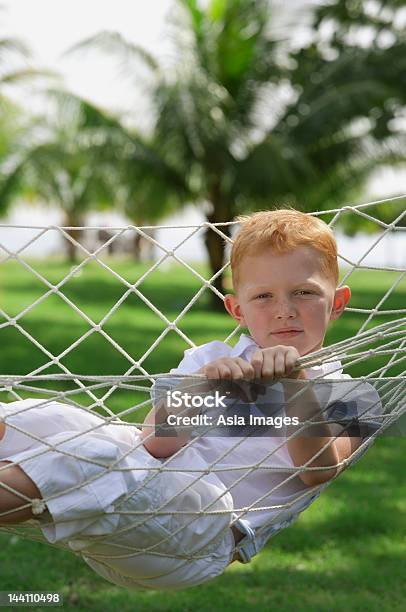 Niño En Una Hamaca Foto de stock y más banco de imágenes de 6-7 años - 6-7 años, Acostado, Acostado de espalda